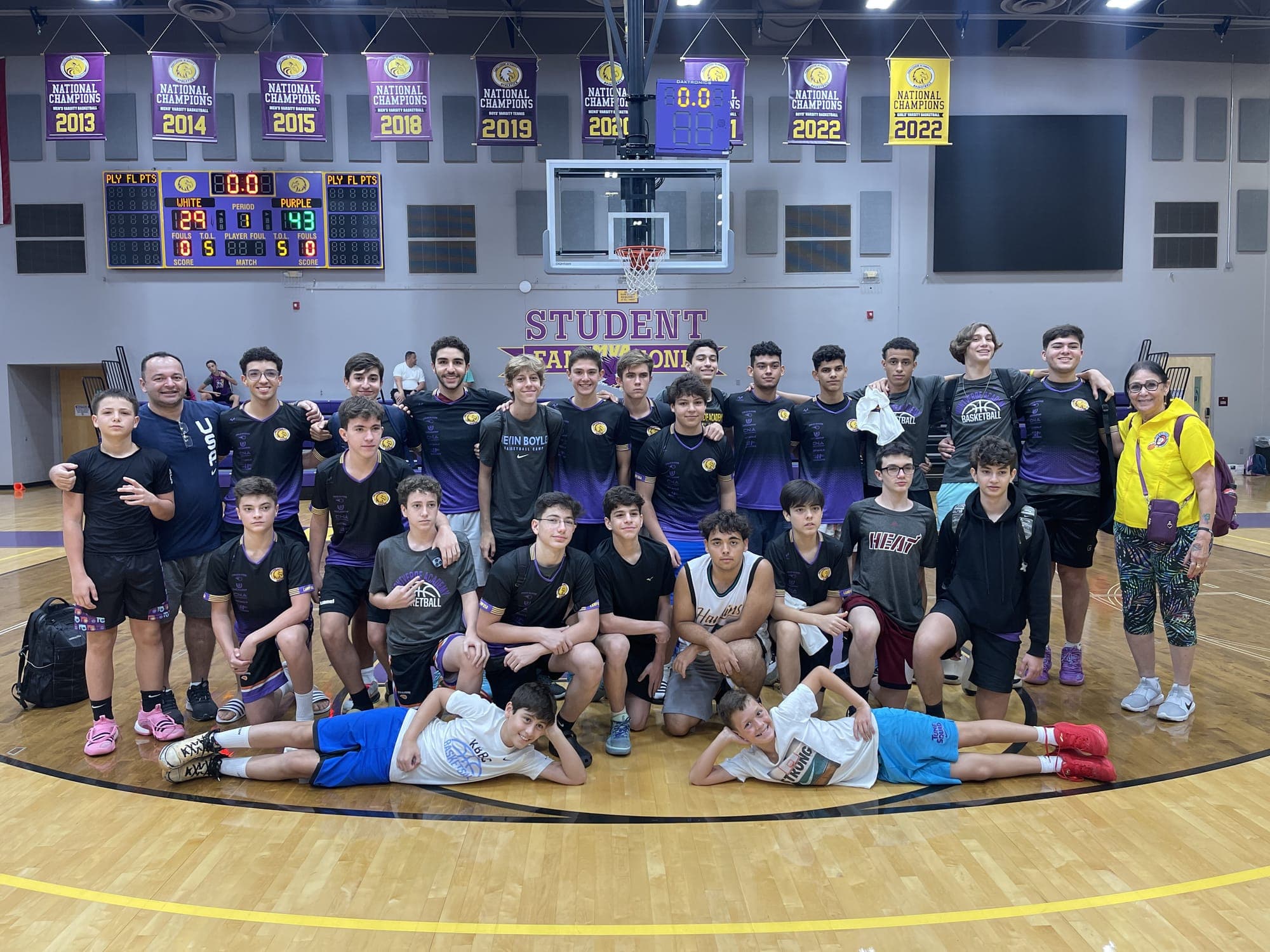 Crianças na quadra recebendo instrução do treinador na Montverde Academy.