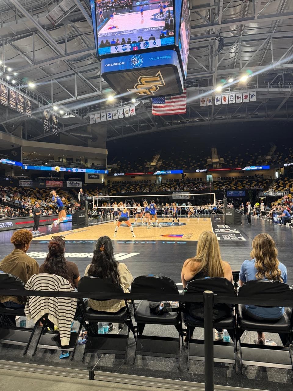 Jogo de vôlei em arena esportiva em Orlando, durante o Camp Orlando.