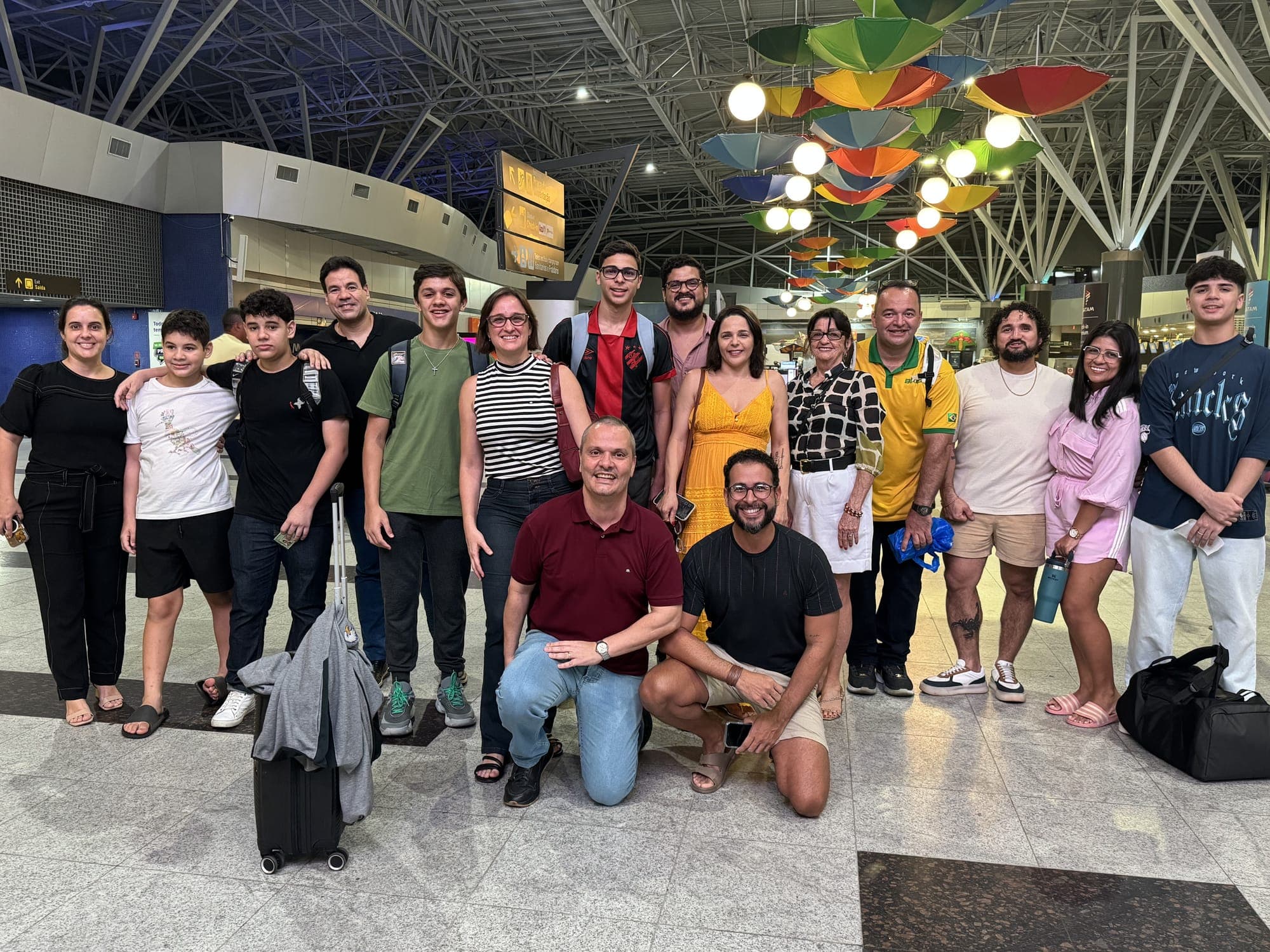 Alunos e familiares reunidos no aeroporto para a despedida antes do intercâmbio