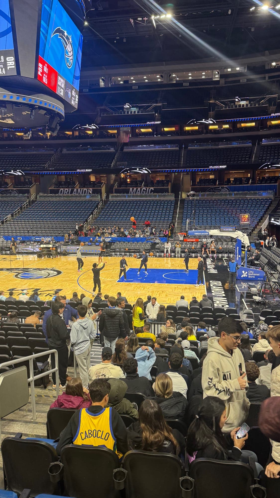 Arena do Orlando Magic com a quadra e o placar ao fundo