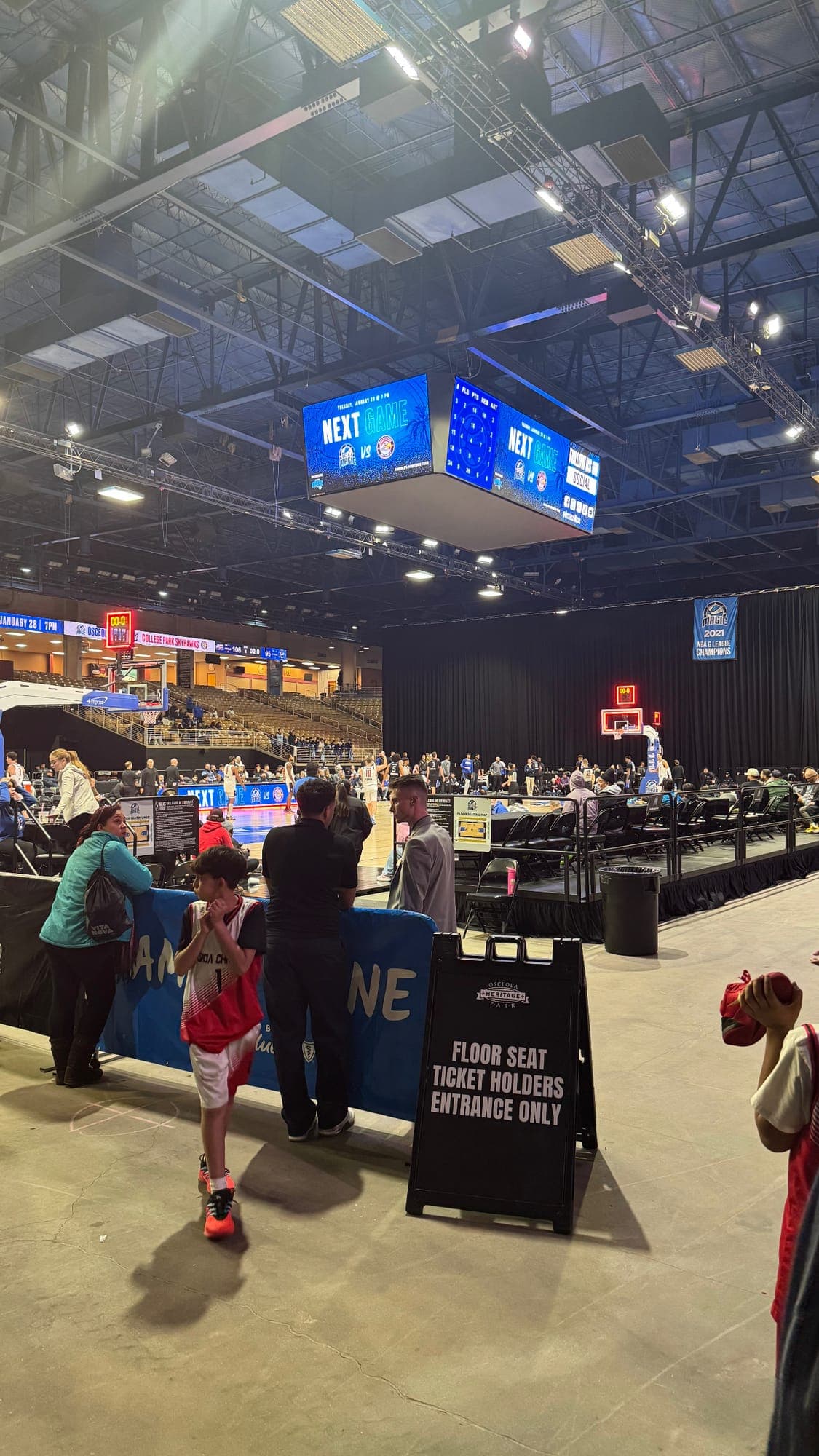 Arena de basquete durante um evento esportivo nos Estados Unidos