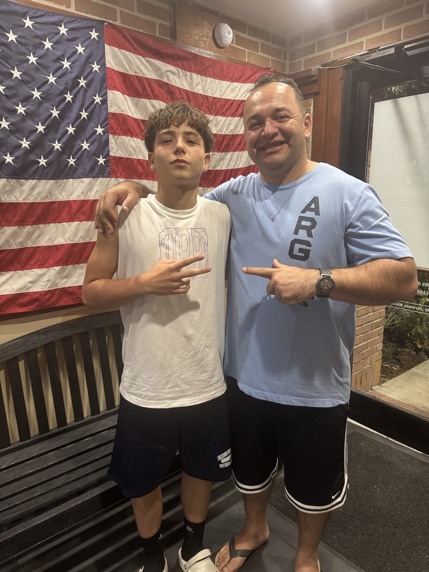 Treinador com as crianças na quadra da Montverde Academy.