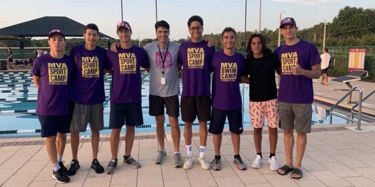 Equipe de natação do MVA Sport Camp na beira da piscina.