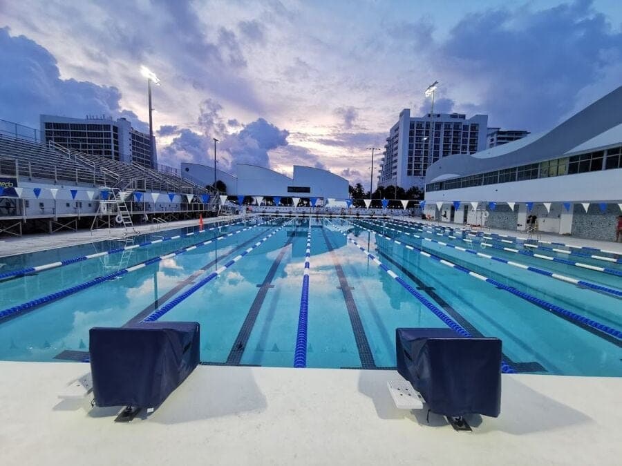 Piscina olímpica ao entardecer.