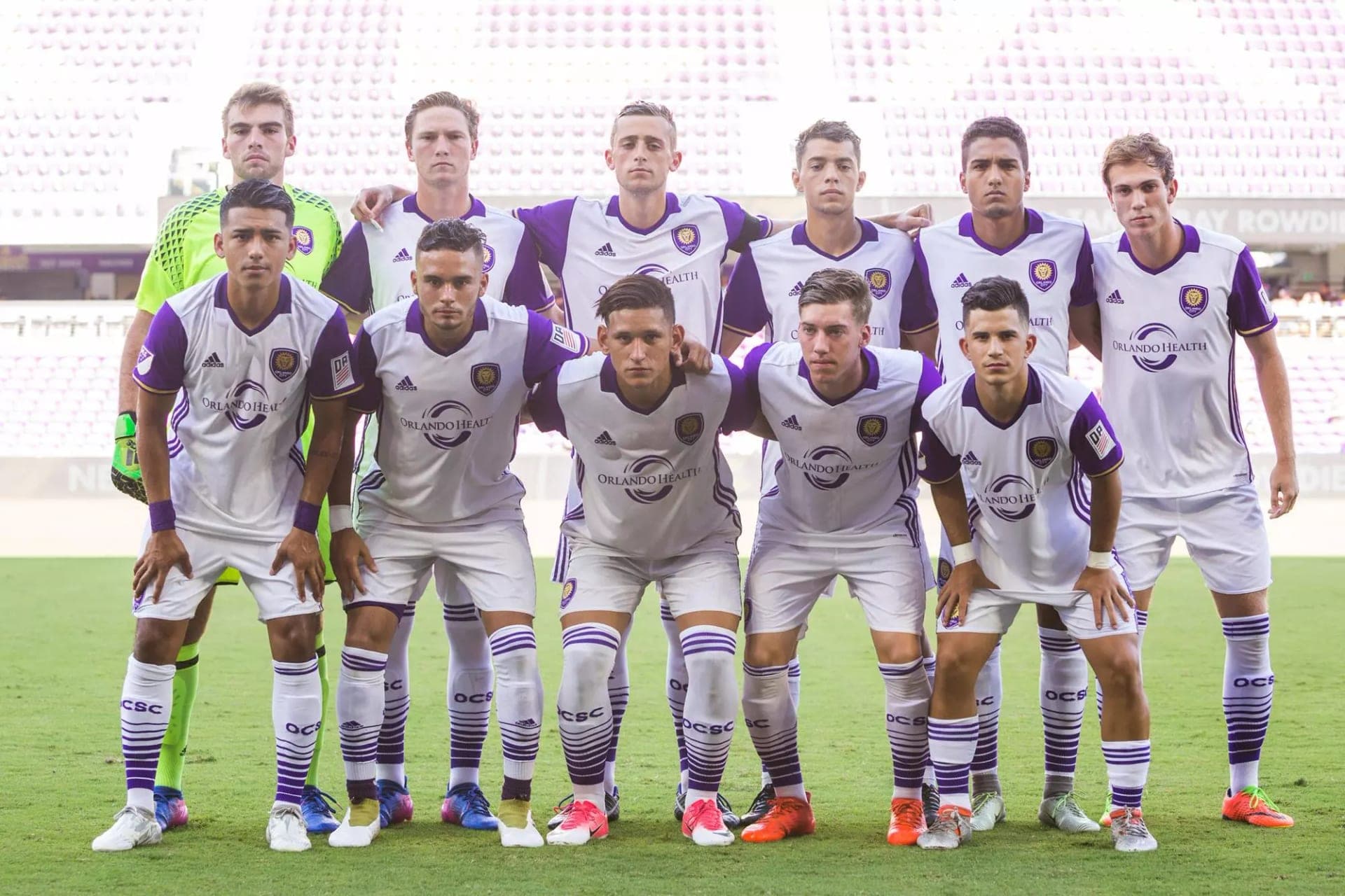 Time de futebol em campo no estádio